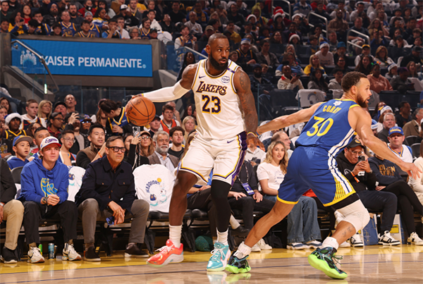 湖人年终大战惊魂逆袭！詹皇创纪录封神，里夫斯准绝杀弑勇