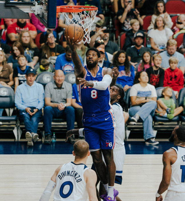 乔治 76 人首秀砍 23+6，次节爆发难挽败局，直播故障引热议