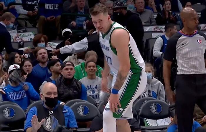 东契奇受伤惊魂扶左膝！名嘴疯狂吐槽：屁股和肚子太大