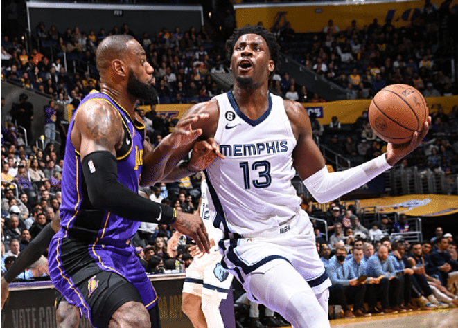 38岁詹皇再现招牌封盖：钉板大帽脑袋险撞到篮板 一成就比肩两大传奇