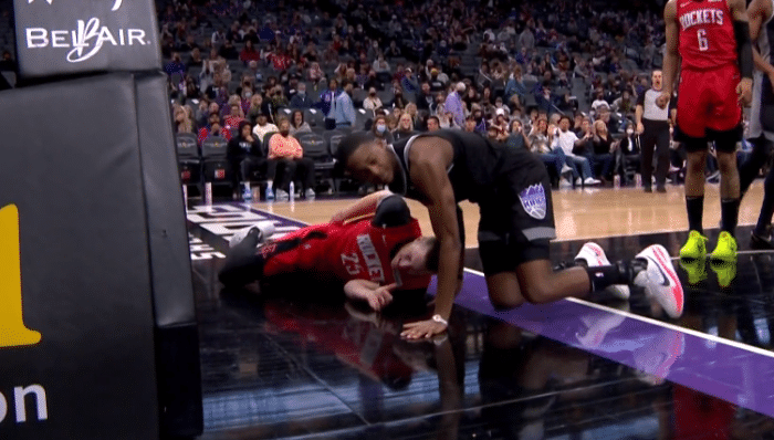 福克斯二级恶犯被驱逐！火箭悍将惨遭恶犯空中重摔倒地，险受伤太惊险