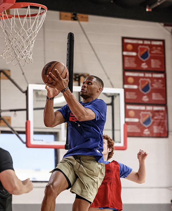 威少最新训练曝光：双手暴扣挂框庆祝 降薪4320万继续辅佐卡乔冲冠