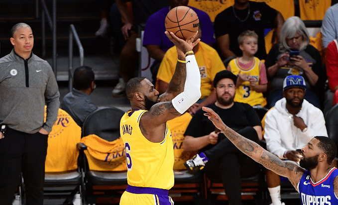 心态崩了？詹姆斯被指故意干扰球+三不沾，发泄情绪，表情严肃