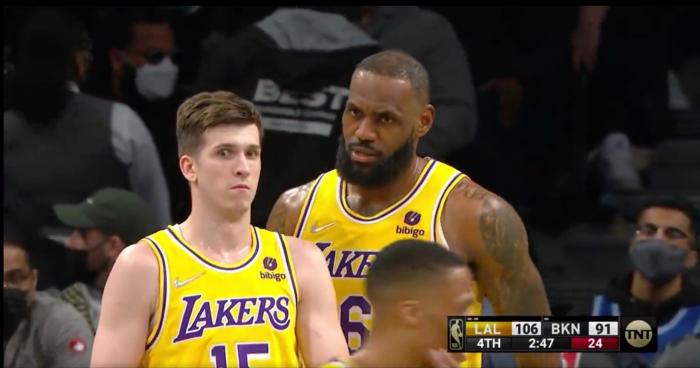 詹皇指导小弟引热议！里夫斯表情反应亮了，美媒：他彻底迷失了