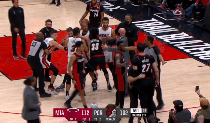 火爆冲突！希罗被撞倒怒推努尔基奇，被打一巴掌后两人都被驱逐离场