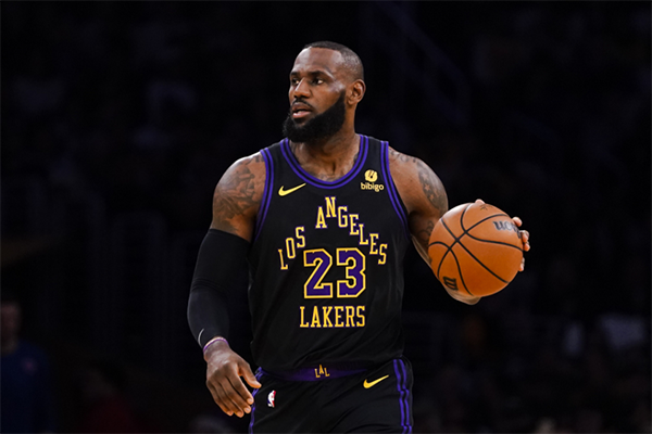 湖人双巨空砍57+24！詹姆斯三双难阻连败 升冠军旗帜之夜被搅局