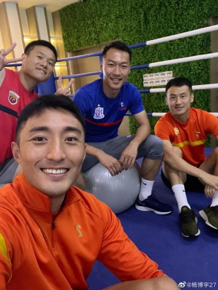 杨博宇晒前江苏球员合影，球迷：夺冠第250天