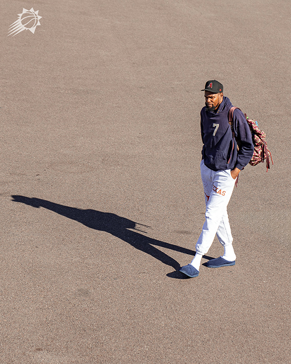 太阳出征湖人之战：杜兰特酷帅抄兜，布克严肃以待，比尔咧嘴大笑