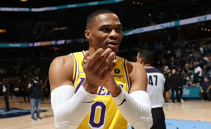 威少6次失误+总数超科比，输球背锅！名记怒批：脑子基本没进化