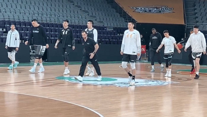 辽篮备战G2！杨鸣防护到位，赵继伟三分神准，助教亲承新变化