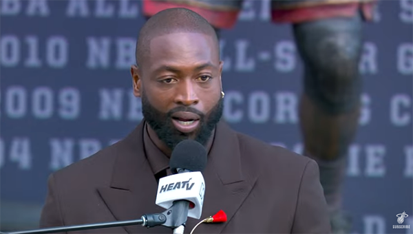 韦德雕像揭幕仪式：经典双手指地造型，传奇闪电侠热泪盈眶