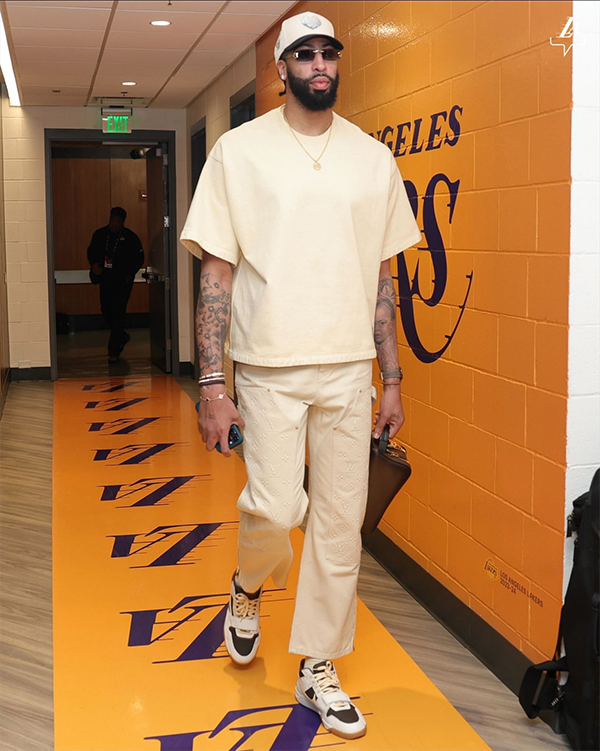 中国二字胸前显眼，里夫斯成为篮球界话题焦点！