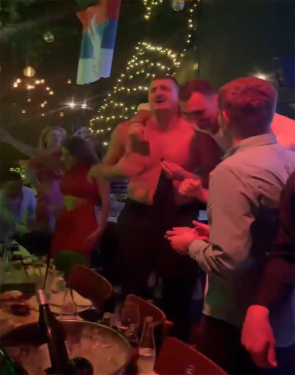 约基奇参加国家队狂欢派对曝光：赤裸上身尽情摇摆 赘肉肚腩太抢镜