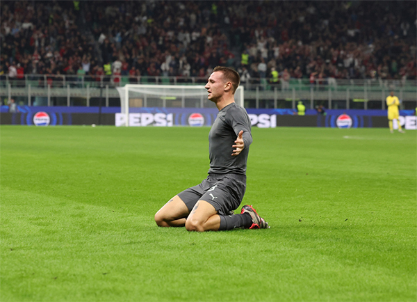 米兰16岁新星欧冠创纪录，进球被吹仍闪耀，脱衣庆祝染黄引关注