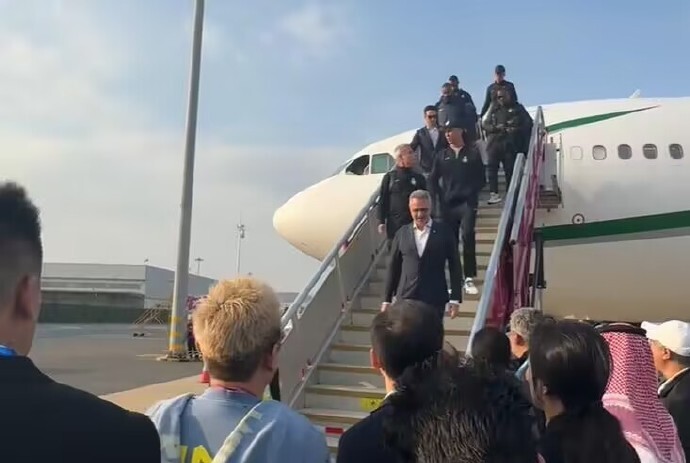 C罗率队抵达深圳！双手插兜走下飞机，微笑对中国球迷说“你好”