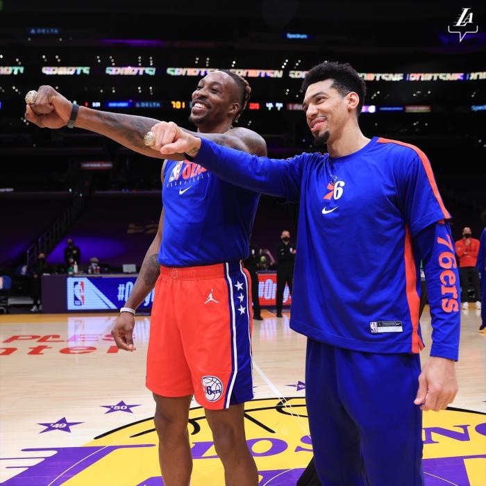 领取总冠军戒指！湖人两大功臣戴上戒指咧嘴大笑，霍华德亲吻戒指太动情