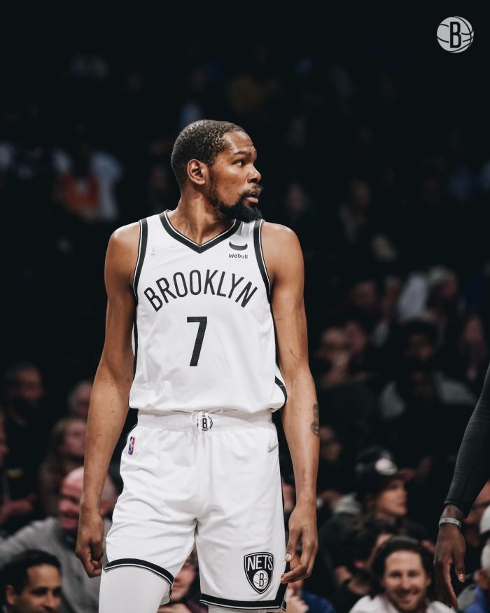 杜兰特超越湖人名宿破纪录，轰37+9+8！死神露发狠表情霸气庆祝