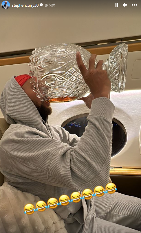 库里庆祝高尔夫夺冠：用冠军奖杯大口喝酒 表态愿为科尔出战奥运会