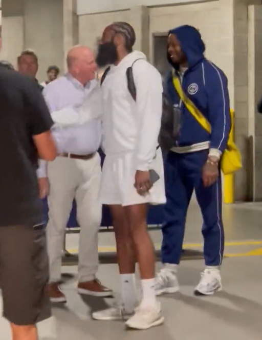 哈登正式抵达快船：鲍尔默亲自拥抱迎接 哈登大笑+更衣室拥抱威少