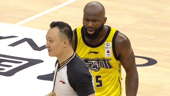 琼斯无语了！五项数据第一却和所有奖项无缘，CBA规则遭质疑