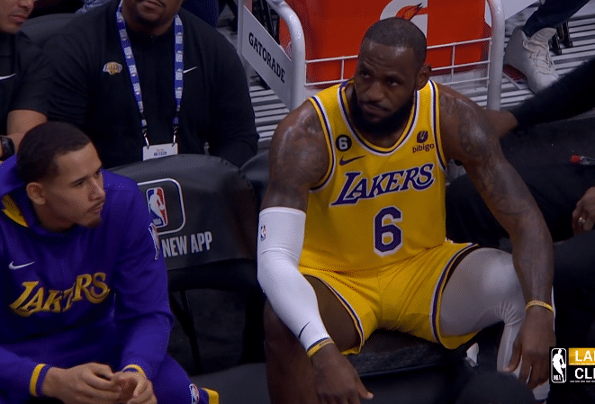 詹姆斯送飞吻回应骑士欢迎其回家 浓眉突然离场径直返回更衣室