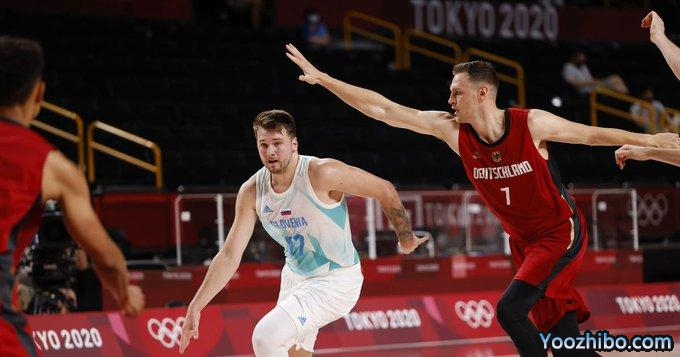 东契奇坐替补席扔水瓶引热议 试图把瓶子扔到头上 美媒：卢卡太无聊