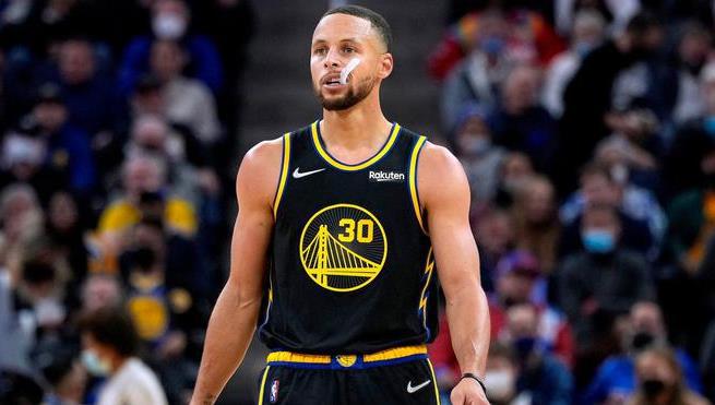 决胜时刻3分领先，格林为何要犯规？科尔回应，谁注意库里的反应