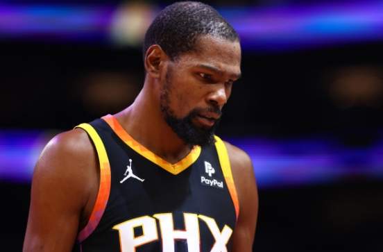 唏嘘！争冠大热浮现裂痕，35岁超巨心态崩了，11战8败恐爆内讧