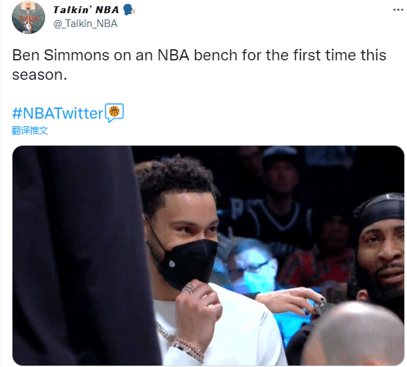 西蒙斯公开亮相满脸笑容，赛季首次现身替补席！杜兰特与小库里并肩坐