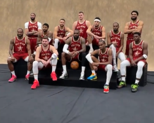 全明星大合影出炉：詹皇C位浓眉约基奇站着 杜兰特库里坐后排