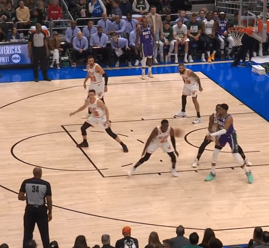 雄鹿官宣字母哥伤退：无接触右膝受伤请求下场 仅打6分钟提前退赛