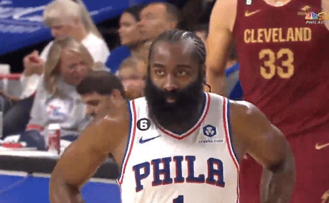 这球不是2+1？哈登一顿操作晃倒对手太狠 不满判罚找裁判理论