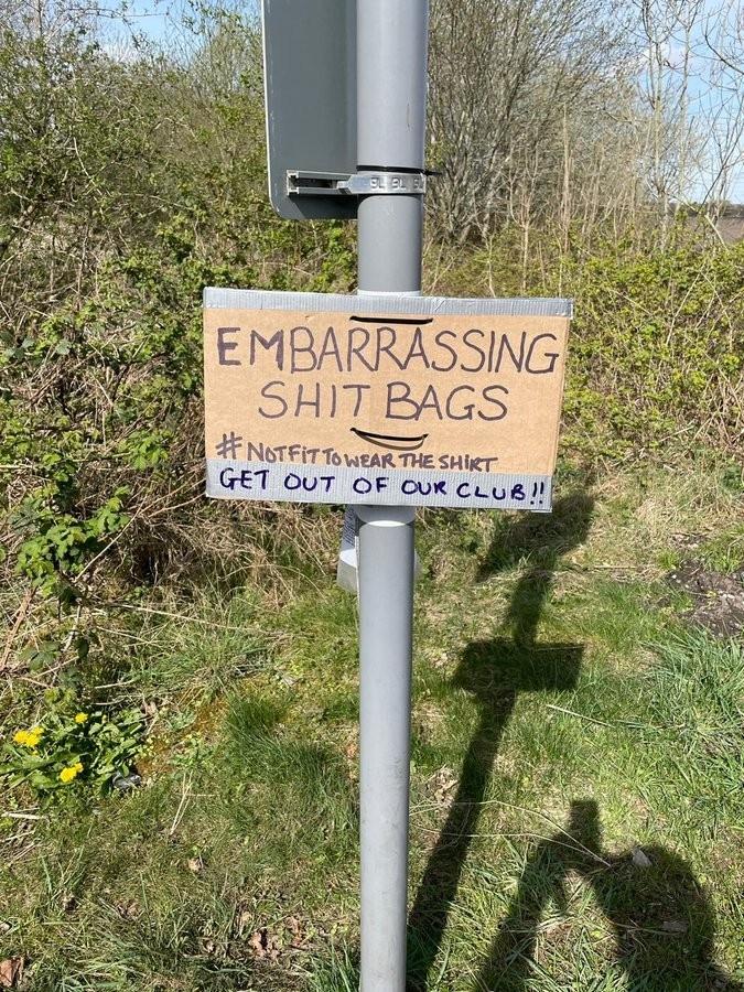 球迷挂标语怒斥曼联球员：废物，不配这身球衣