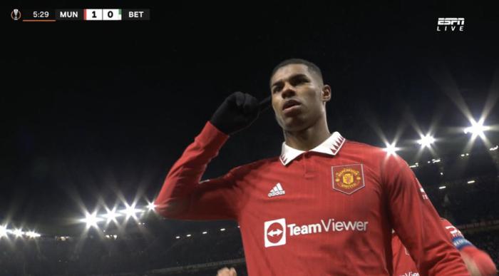 拉什福德双喜临门，荣膺最佳后斩获曼联26球！若易主周薪有望40万