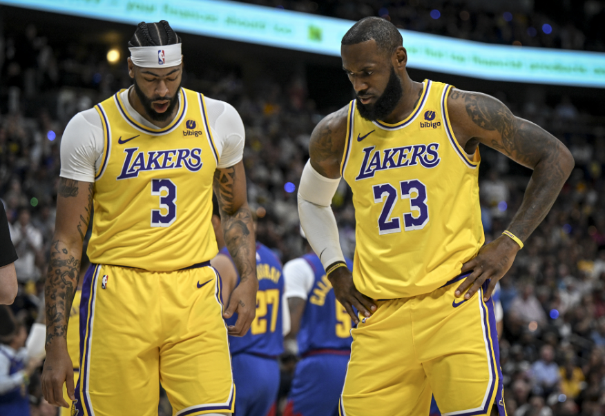 詹姆斯21+8+5湖人开门黑：提前投降连遭里程悲 被踩摔倒太扎心