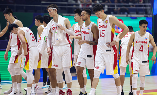 中国男篮就地解散！乔帅和姚明候机交流近2小时 男篮成员陆续回国