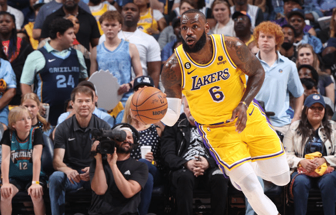 自我安慰！哈姆输球言论遭怒斥，暂停后低头，詹姆斯布置战术