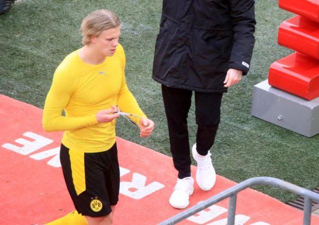 朝对手扔球衣3天后，德甲1.1亿欧天才正式道歉：我和梅西C罗还差得远