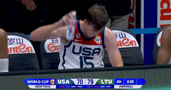 湖人新星怒摔水瓶泄愤！赛后回应被吐舌挑衅 美国首败再暴露冲冠软肋