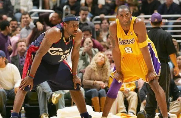 詹姆斯晒与科比首次交手 还转发与乔丹罕见合影：学校不让留小脏辫