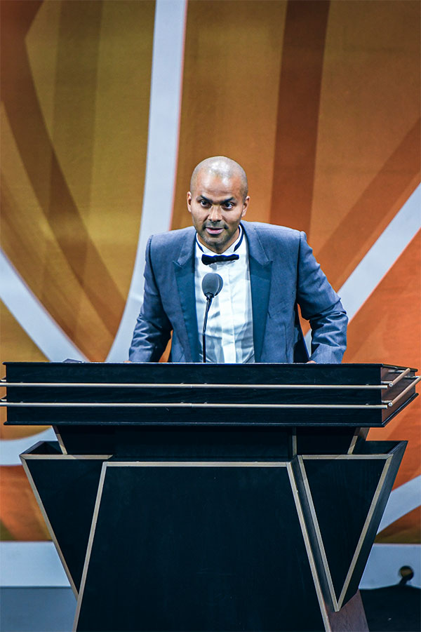 帕克正式进入名人堂：一度哽咽强忍泪水 一番话逗笑邓肯感谢波波维奇