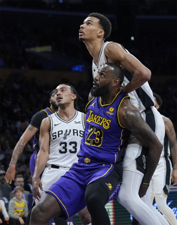 詹皇复出30+9+7连刷纪录：惨遭文班压哨帽翻 末节12分提前打卡