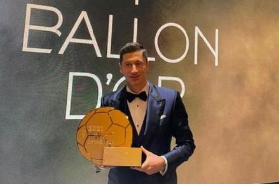 莱万：没拿金球很难过，能和梅西竞争说明我的水平