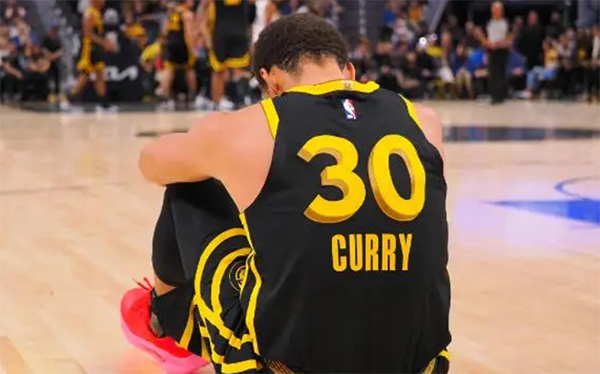 骂声一片！勇士被双向球员冲垮，记者倒戈，苏群怒斥库里科尔