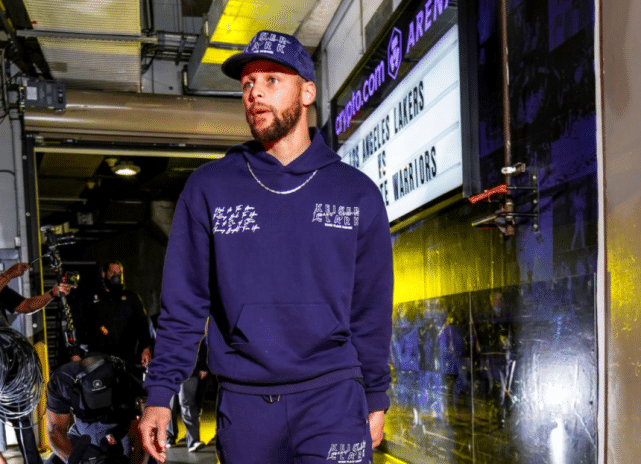 库里LOGO七连中！顺走爆米花引热议：曾给湖人主场爆米花打最低分