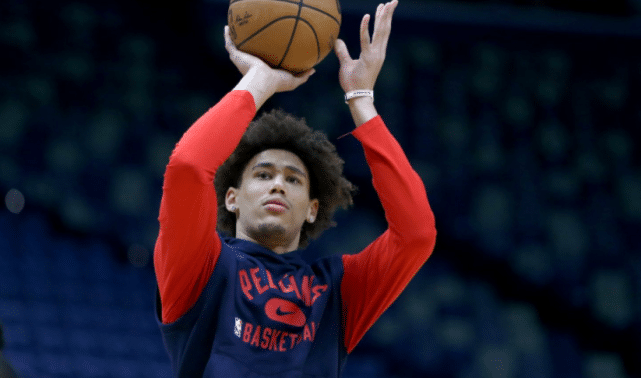 鹈鹕中锋面临12项罪名指控！家暴女友还袭警 美媒：有可能入狱