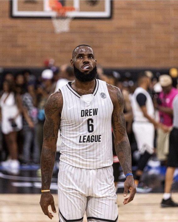 合砍72+30！詹皇联手德罗赞太开心 球迷提前几小时到场挤爆球馆