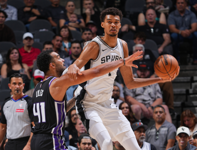 文班亚马超神一战：34+14碾压小萨，引领马刺胜国王