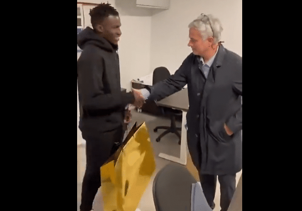 说到做到！穆帅花800欧元买球鞋送给小将吉安