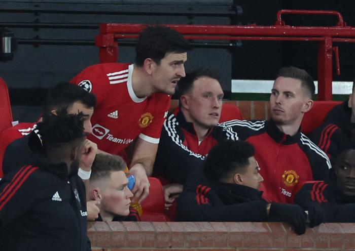 马奎尔被换下球迷欢呼！定位球成功防守C罗，防守差点又失误